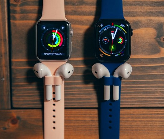 I u Apple Watch už se uvažuje, jak připevnit sluchátka k hodinkám I u Apple Watch už se uvažuje, jak připevnit sluchátka k hodinkám