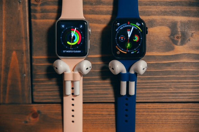 I u Apple Watch už se uvažuje, jak připevnit sluchátka k hodinkám1 I u Apple Watch už se uvažuje, jak připevnit sluchátka k hodinkám