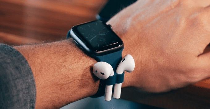 I u Apple Watch už se uvažuje, jak připevnit sluchátka k hodinkám