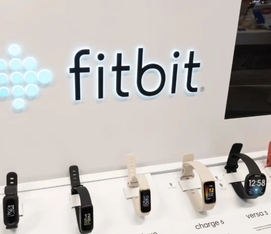 Fitbit zaplatí pokutu 12,25 milionu dolarů za nebezpečí popálení u jeho hodinek